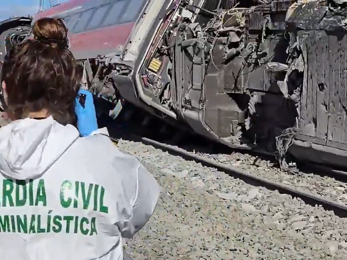 Descarrilamiento de dos trenes de alta velocidad  en España deja 39 muertos y 122 heridos