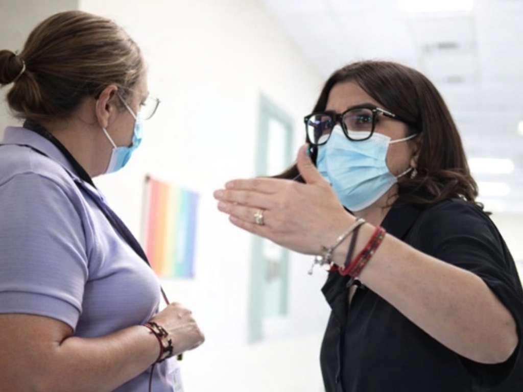 Ecuador enfrenta crisi en el sistema de salud con saturación de médicos generales y escasez de especialistas.