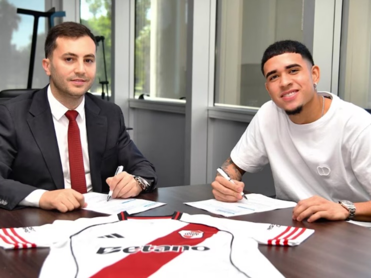 River Plate confirma la cesión del ecuatoriano Kendry Páez por 18 meses