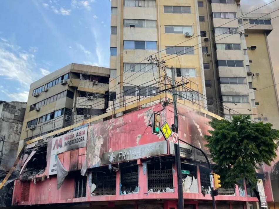 Incendio en edificio Multicomercio en Guayaquil sigue activo