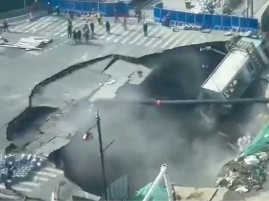 Socavón en Shanghái colapsa calle en zona de obras