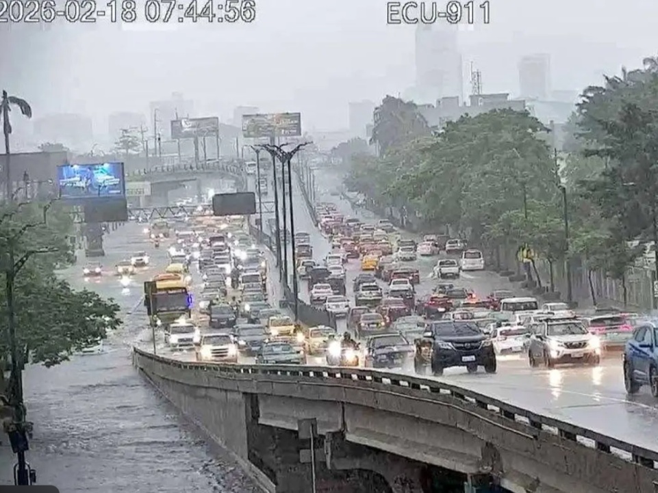 Pleamar histórica y tormenta eléctrica inundan Guayaquil