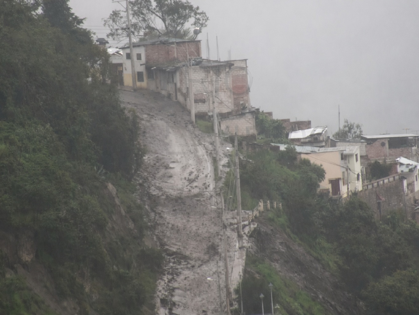 Aluvión en Alausí deja tres heridos y evacúan barrio