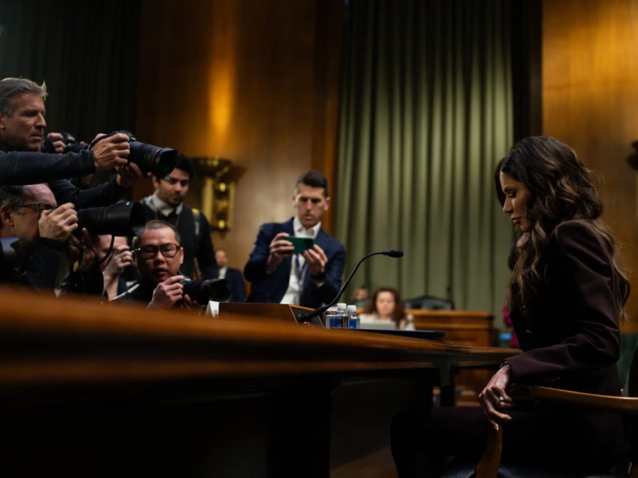 La ex secretaria de Seguridad Nacional Kristi  Noem sobrevivió a escándalos, pero cayó al implicar a Trump