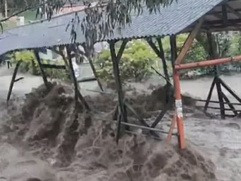 Río Yanuncay se desborda y causa inundaciones en Cuenca