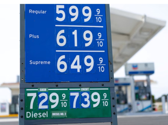 Gasolina en EE.UU. supera USD 4 por galón tras crisis petrolera