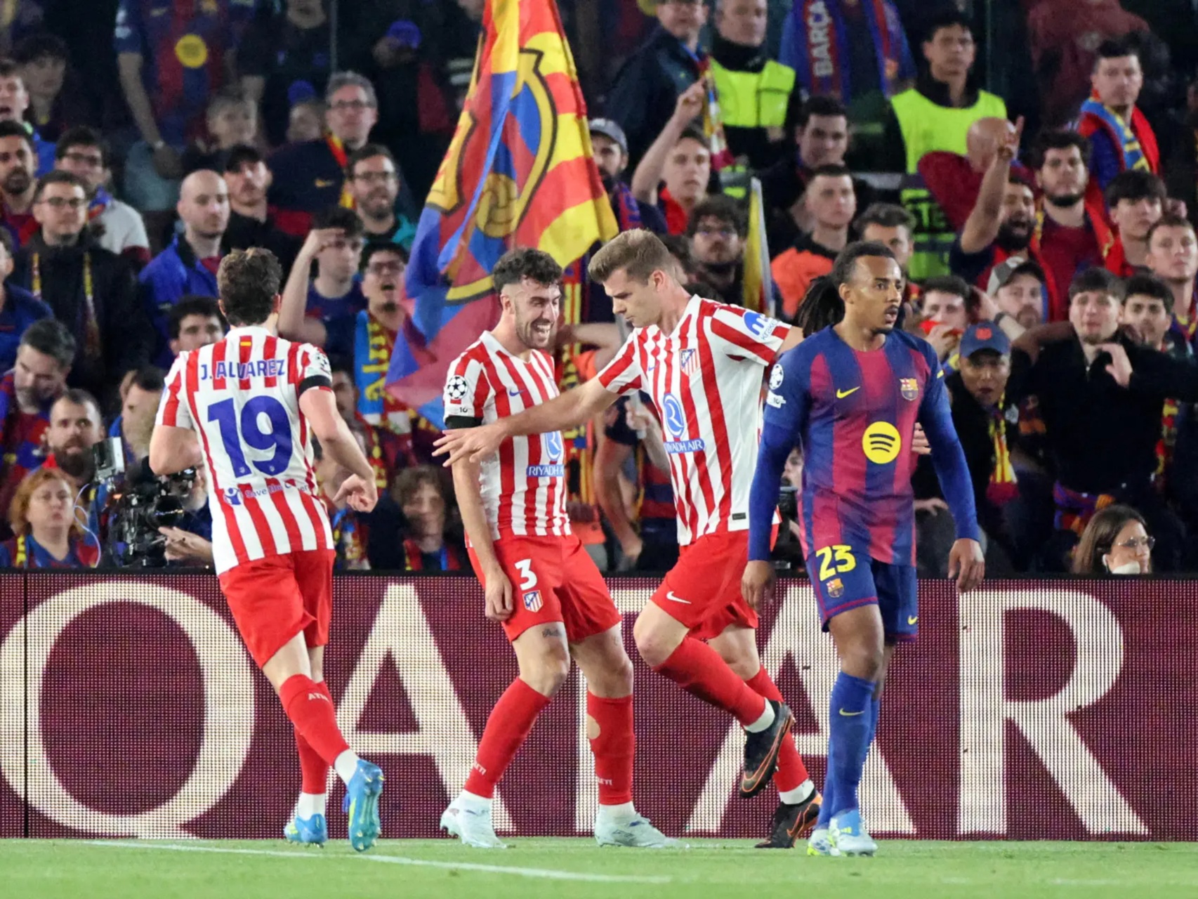 Atlético vence al Barcelona en Champions tras roja a Cubarsí