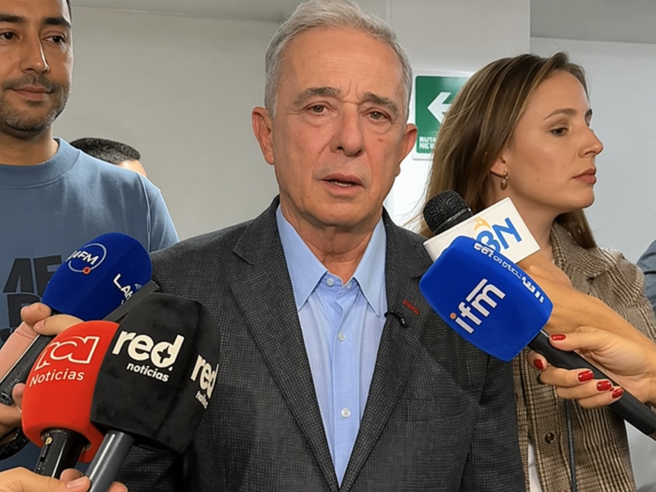 Uribe llama “mentiroso” a Petro y tensa crisis con Ecuador