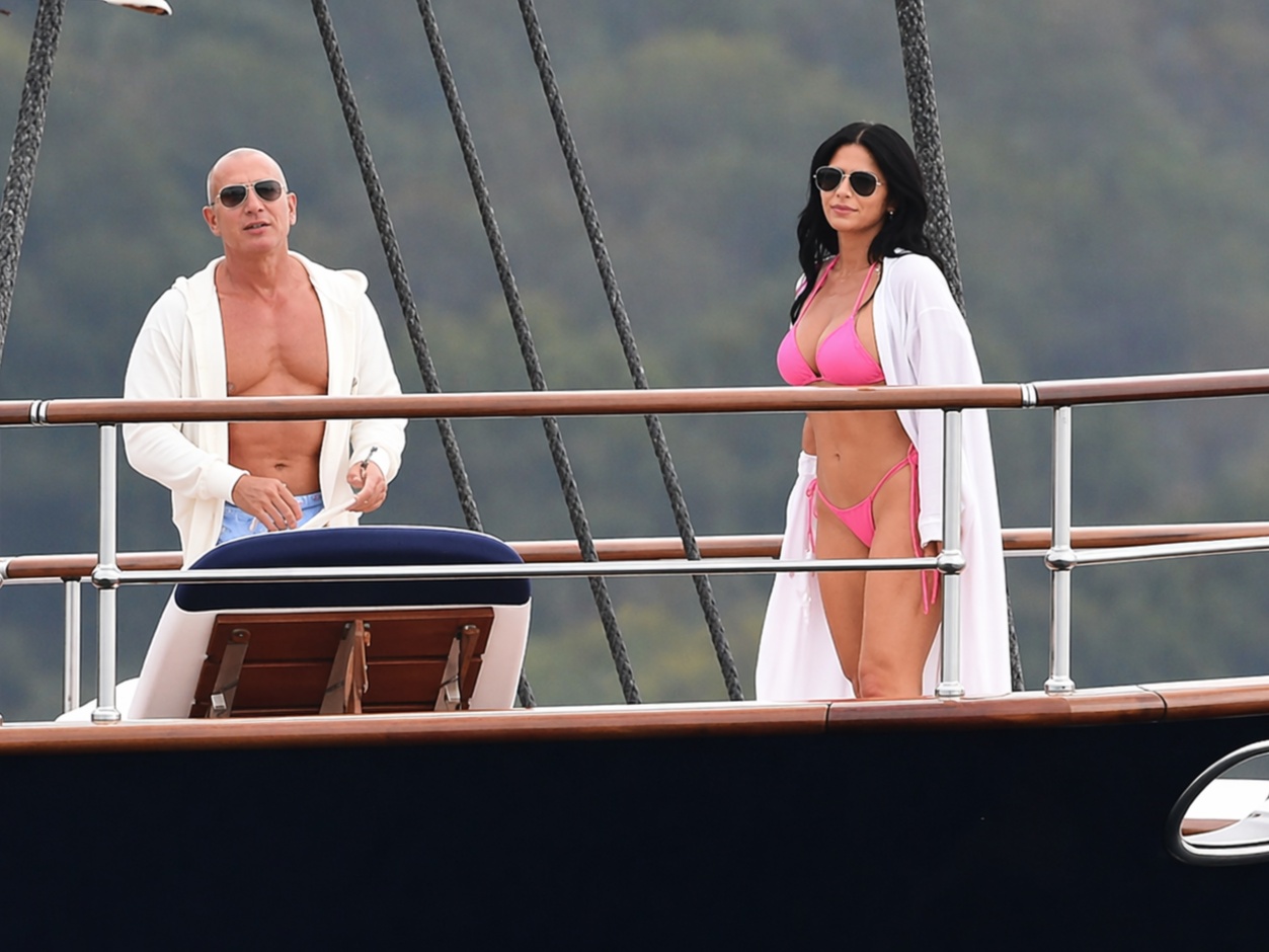 Jeff Bezos recorre Galápagos a bordo de yate de lujo de 500 millones USD