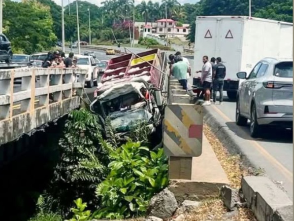 Camión con camarón queda al borde de puente en vía a la Costa