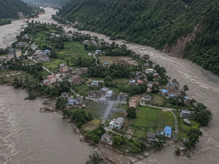 Glaciar habría causado la riada en Nepal y China