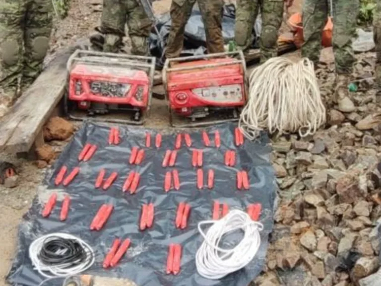 Dos hombres fueron detenidos con explosivos, armas y droga durante operativo en Quito