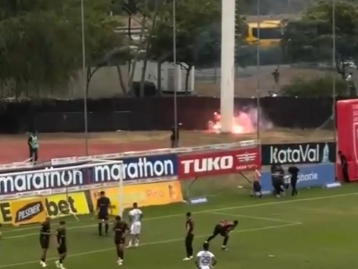 Pirotecnia fue lanzada contra hinchas de Liga de Quito