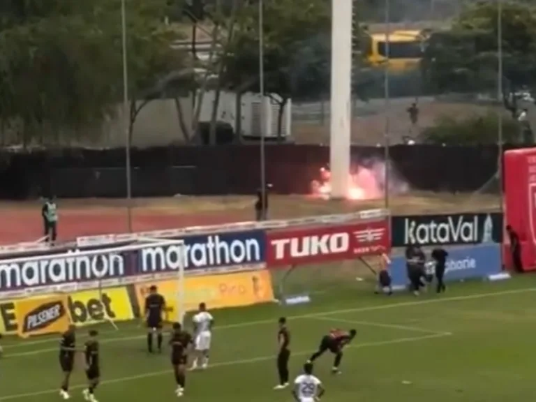 Pirotecnia fue lanzada contra hinchas de Liga de Quito