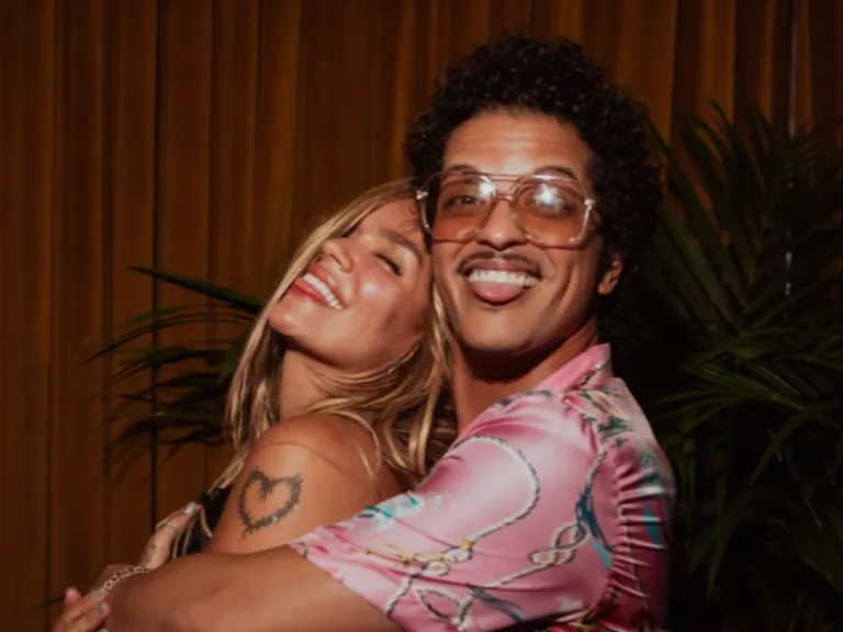 Karol G y Bruno Mars avivan rumores de romance