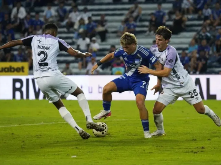 Emelec vence 2-1 a Leones y consigue un triunfo clave para alejarse del descenso