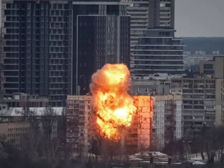 Rusia ataca sede de seguridad de Ucrania en Kyiv