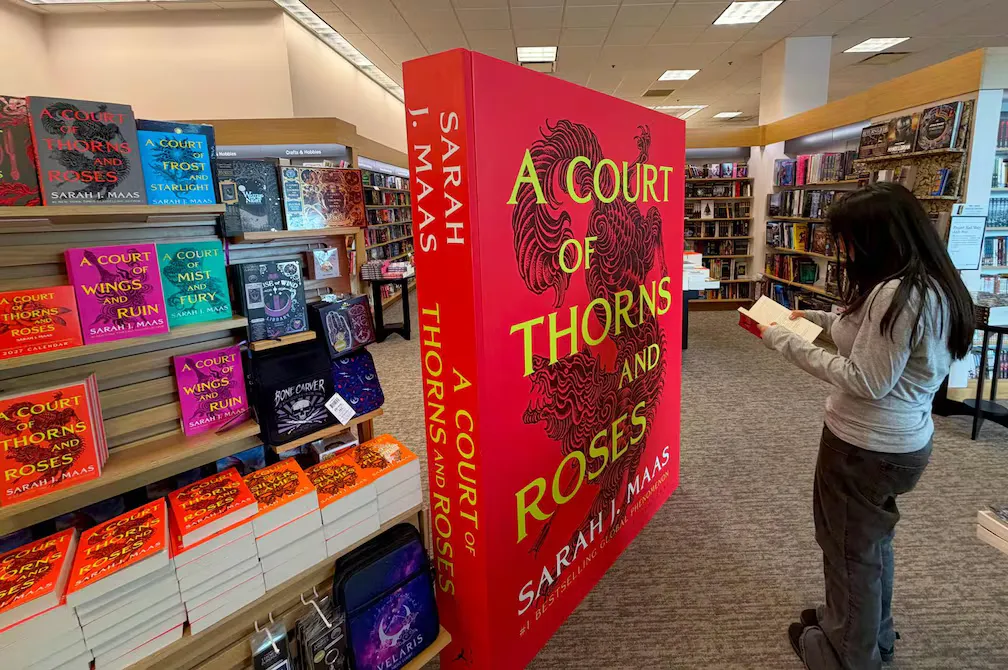 Acotar: Sarah J. Maas lanza su sexto libro tras cinco años