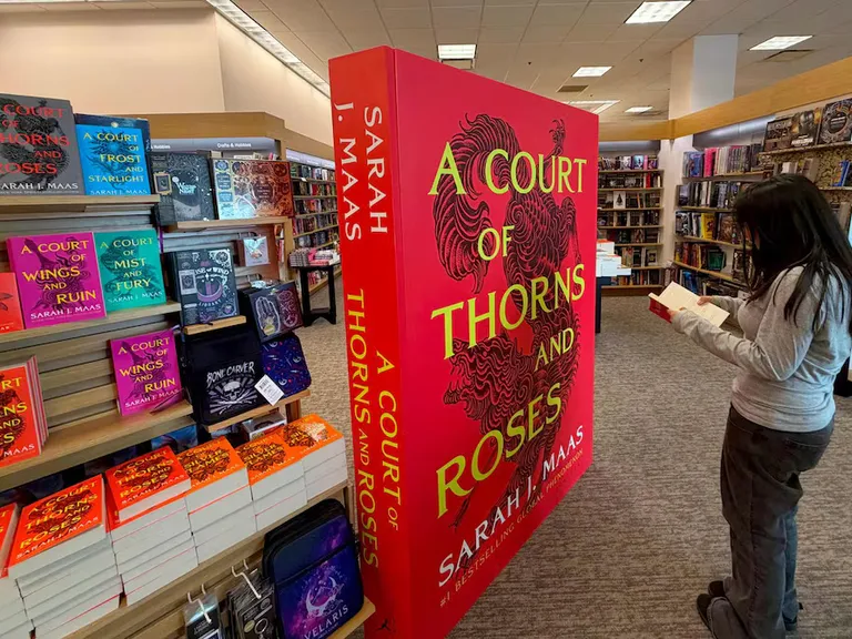 Acotar: Sarah J. Maas lanza su sexto libro tras cinco años