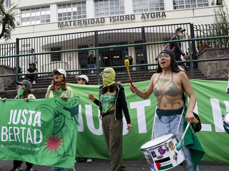 Activistas por acceso al aborto libre en Quito exigen despenalización