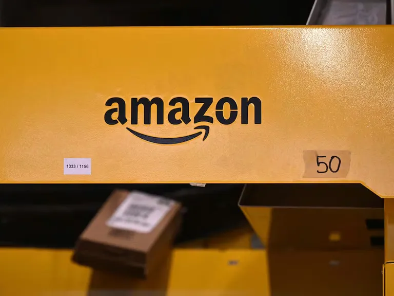 Amazon anuncia 300.000 puestos en EE. UU. para fiestas y sube sueldos