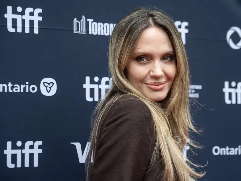 Angelina Jolie visita el club Spadkoyemets en Járkov con Knox