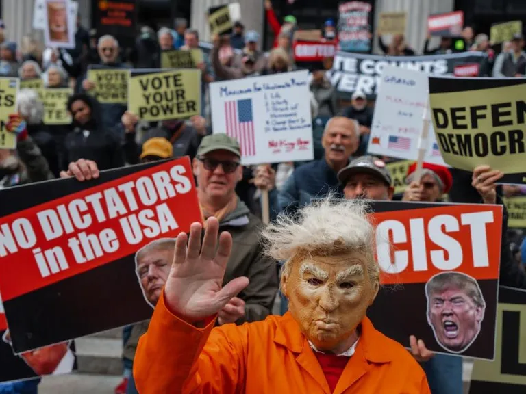 Aprobación de Donald Trump cae a 33% a dos semanas