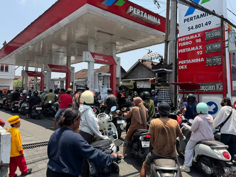 Bali: filas en gasolineras por Pertalite y ajustes de Pertamina