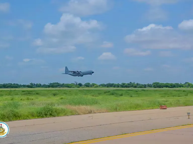 Cae avión militar NAF en Nigeria: 32 personas a bordo
