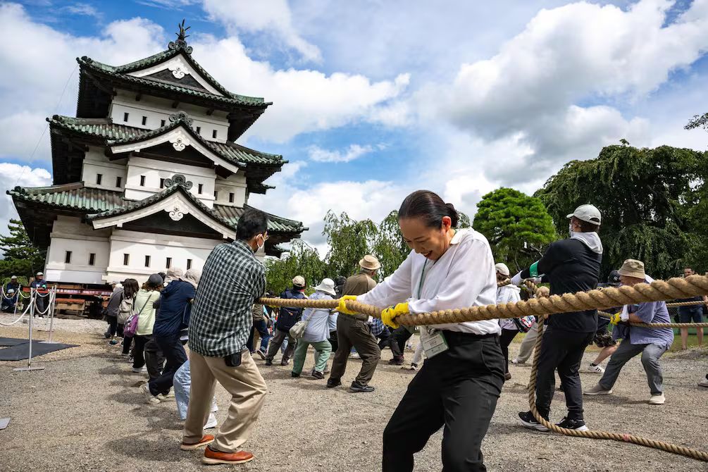 Castillo de Hirosaki: 1.800 personas mueven torre de 360 toneladas
