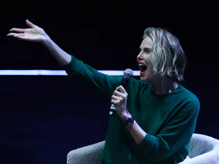 Charlize Theron defiende el cine ante la IA en México Siglo XXI
