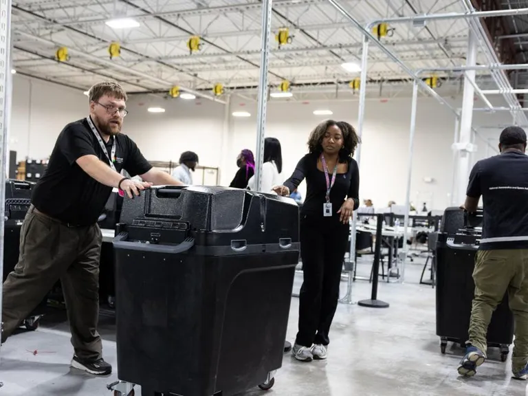 Corte Suprema frena decreto de Trump sobre voto por correo