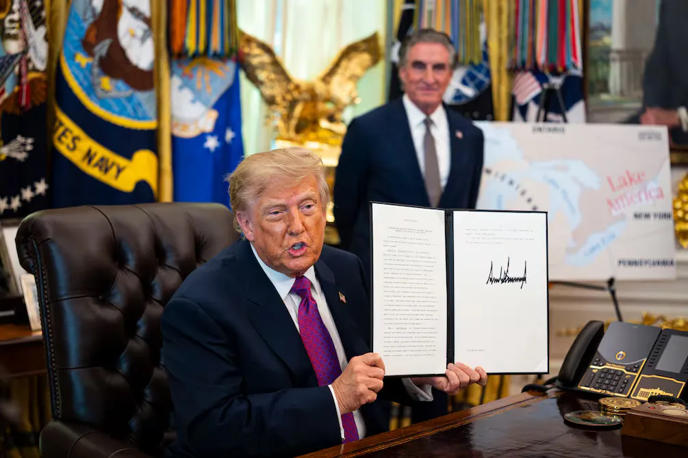 Donald Trump firma el cambio de Ontario a lago América
