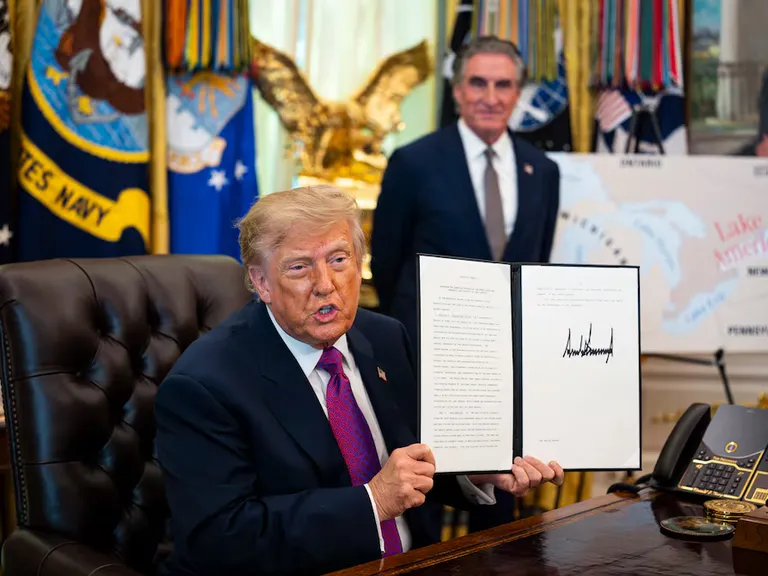 Donald Trump firma el cambio de Ontario a lago América