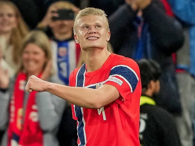 Erling Haaland guía a Noruega con doblete ante Dinamarca 3-2