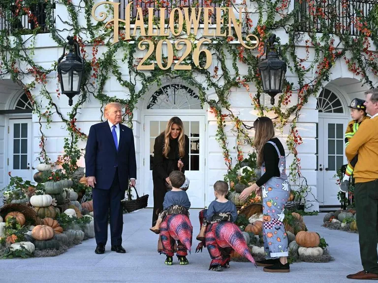 Halloween en la Casa Blanca: Donald y Melania Trump reparten dulces