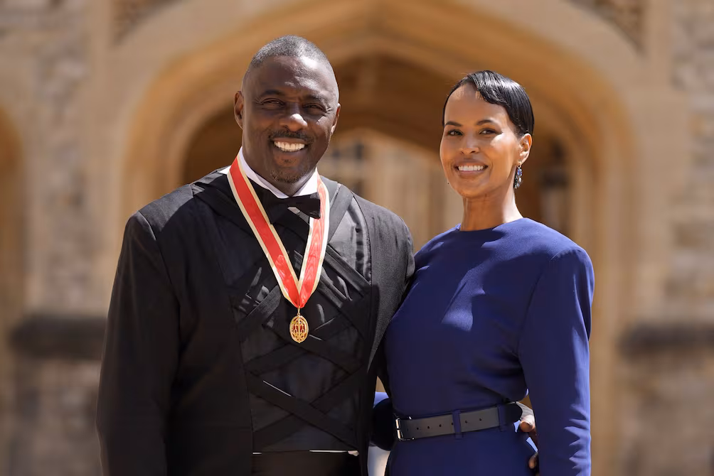 Idris Elba recibe el título de caballero de Carlos III en Windsor