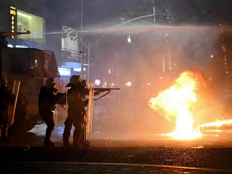 Incendian tribunal en Tirana en el séptimo día de protestas