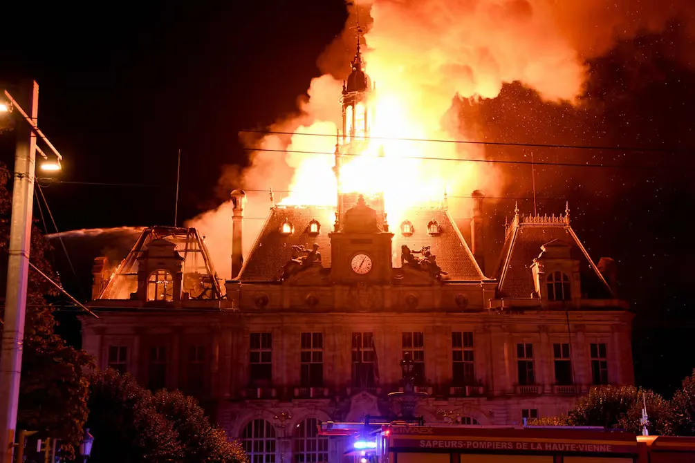Incendio en el Ayuntamiento de Limoges por ataque de manifestantes