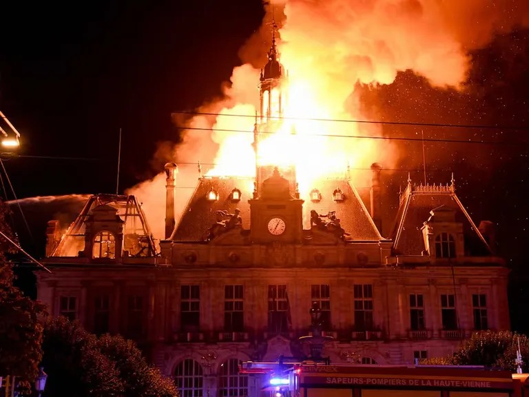 Incendio en el Ayuntamiento de Limoges por ataque de manifestantes
