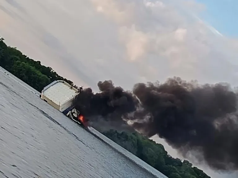 Incendio hunde estación guardacostas flotante Lago San Pablo