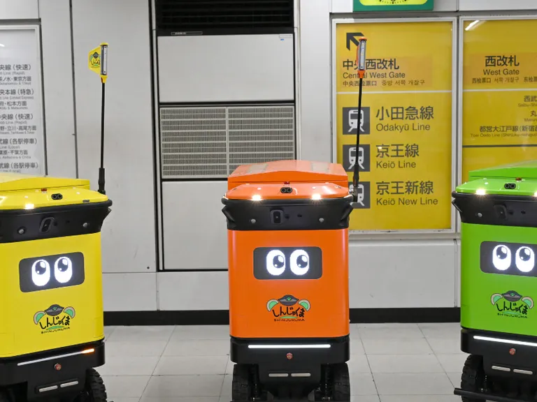 Japón prueba robots recolectores de basura en Shinjuku