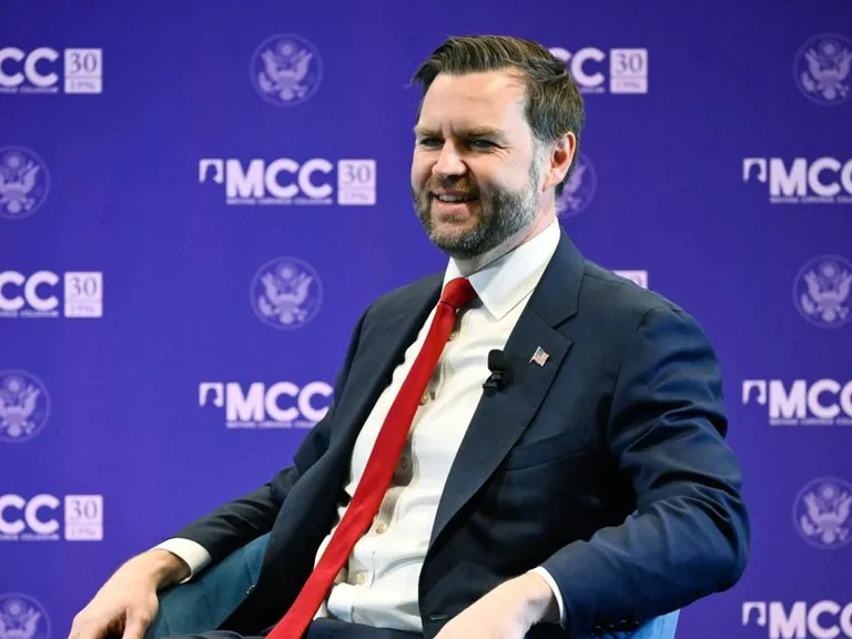 JD Vance en Dallas: “Si amas a México, vete allá”