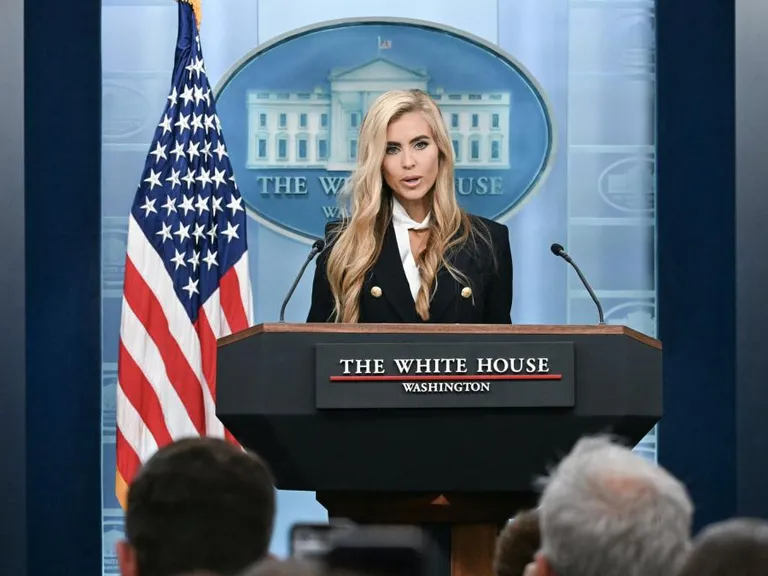 Katie Zacharia se estrena como portavoz de la Casa Blanca