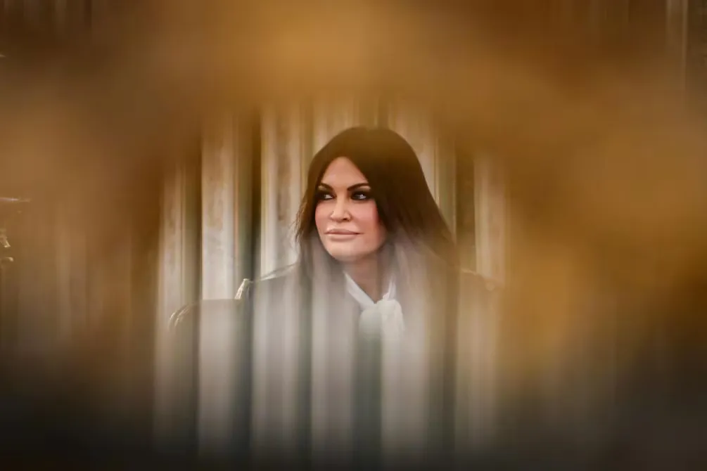 Kimberly Guilfoyle deja embajada de EE. UU. en Grecia por escándalo