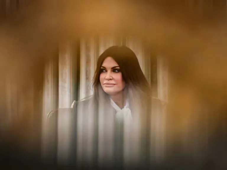 Kimberly Guilfoyle deja embajada de EE. UU. en Grecia por escándalo