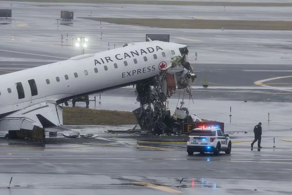 LaGuardia: dos controladores salieron antes y previo al choque