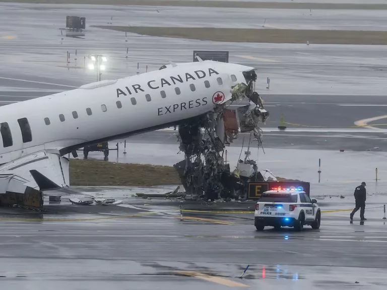 LaGuardia: dos controladores salieron antes y previo al choque