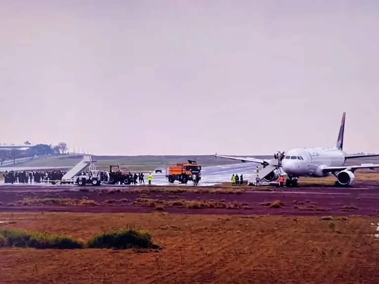 Latam Brasil: avión Airbus A320 se sale de la pista en Cascavel