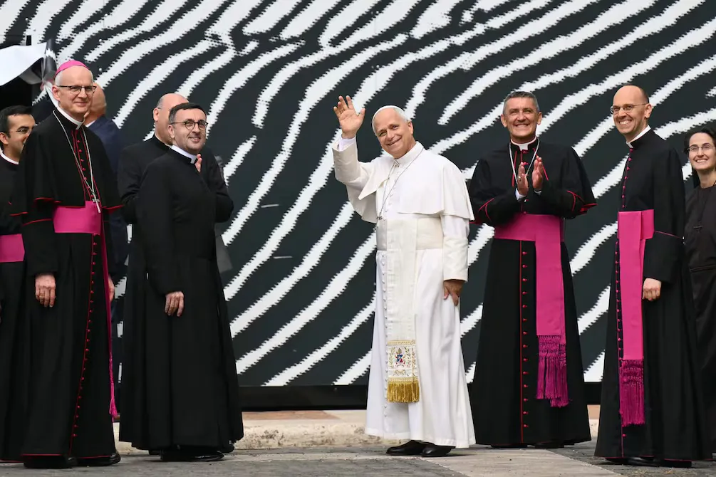 León XIV restituye salarios en el Vaticano tras recortes de 2021